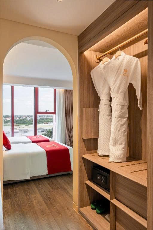 z7044227297080_43a0e2acaf53104fde21d9056f96c1f3-min