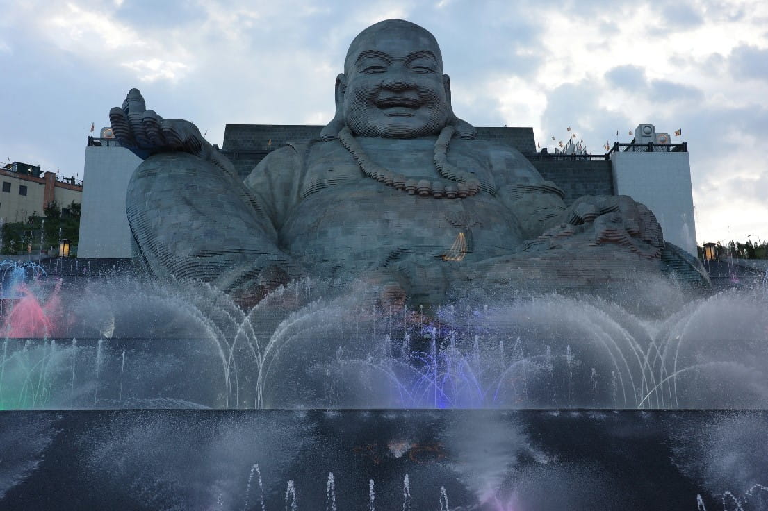 Khám Phá 'Đường Hầm Điêu Khắc' Bên Trong Tượng Bồ Tát Di Lặc Ở Núi Bà