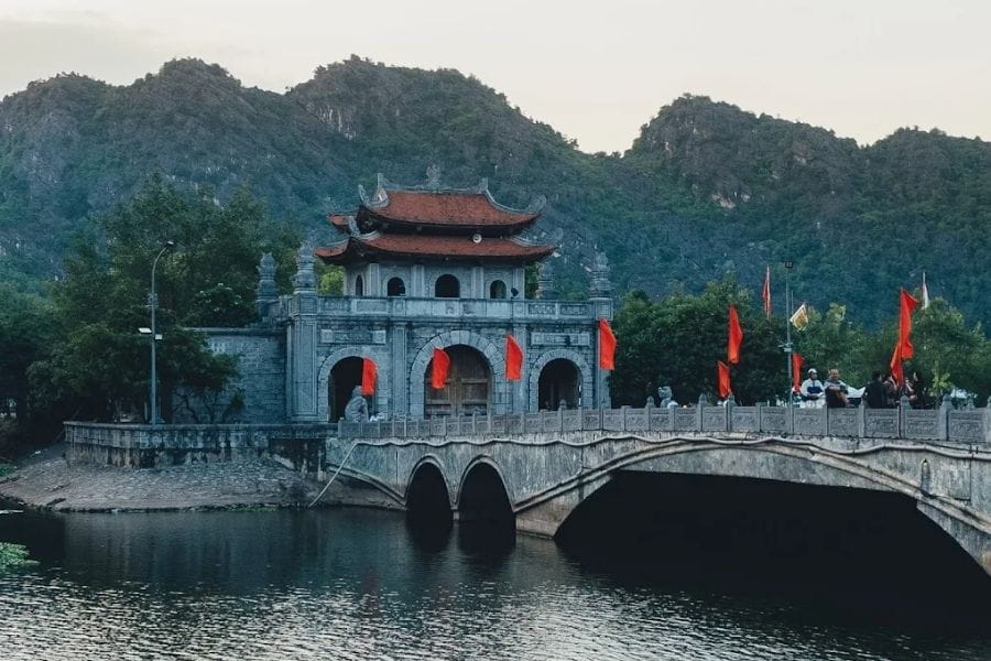 Tràng An - Bản Tình Ca Giữa Đá Và Nước: Hành Trình Tìm Về Cội Nguồn Di Sản