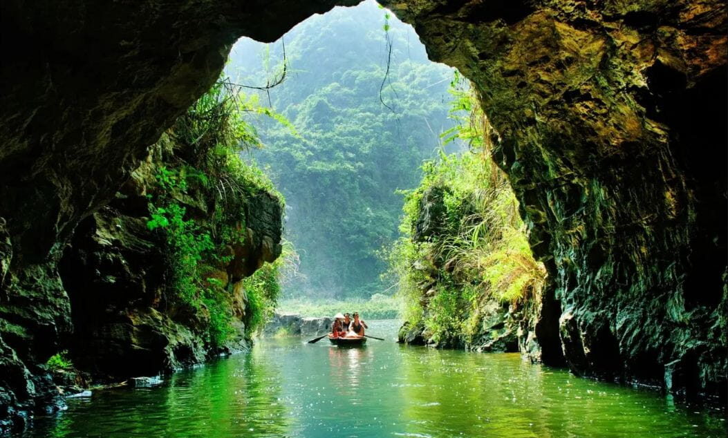 Tràng An - Bản Tình Ca Giữa Đá Và Nước: Hành Trình Tìm Về Cội Nguồn Di Sản