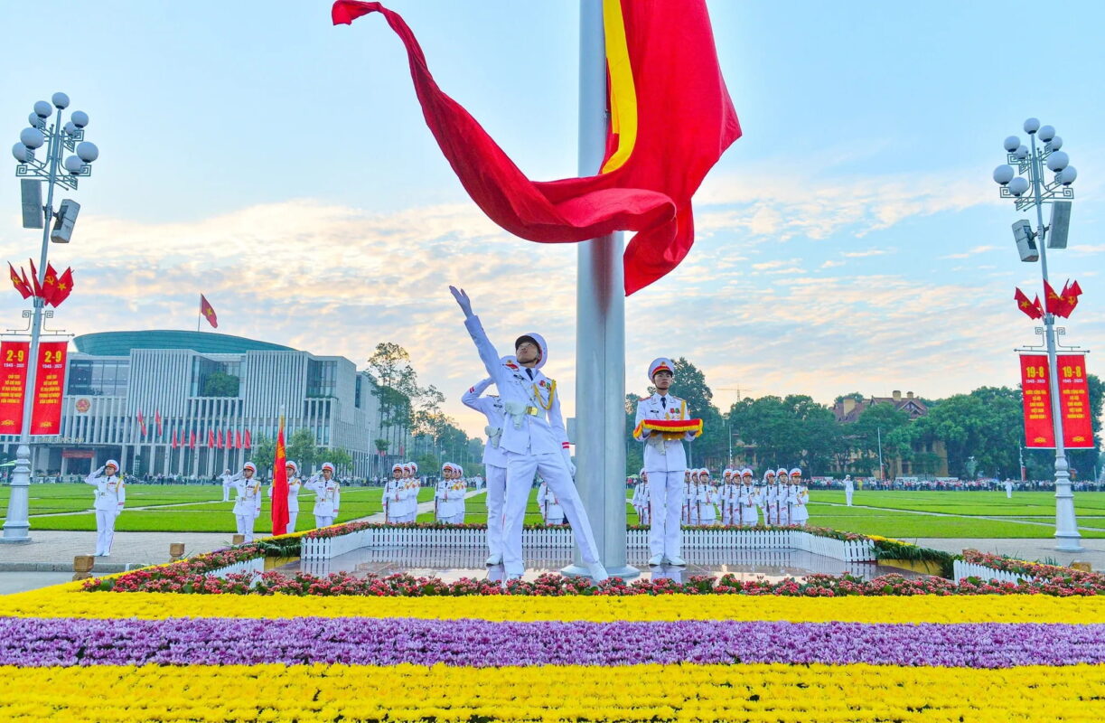 Khởi đầu ngày mới với lễ Thượng cờ tại Quảng trường Ba Đình