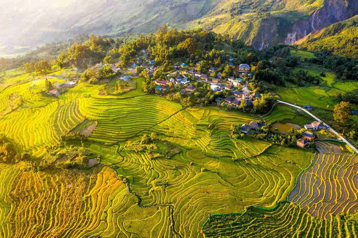 Kiểm tra thời tiết trước khi đi Tháng 9 là thời điểm giao mùa nên thời tiết có thể thay đổi khá nhanh, đặc biệt tại các tỉnh miền núi. Trước khi xuất phát, bạn nên kiểm tra dự báo thời tiết và tình hình giao thông để chủ động điều chỉnh lịch trình. Chuẩn bị phương tiện nếu đi xe máy Nếu lựa chọn các cung đường như Hà Giang, Bình Liêu, Tà Xùa, Y Tý hay Mù Cang Chải, nên kiểm tra kỹ phanh, lốp, đèn và mang theo áo mưa. Với những đoạn đèo dốc hoặc khi trời mưa, cần giảm tốc độ và ưu tiên an toàn thay vì cố chạy theo lịch trình. Chuẩn bị đồ dùng cho trekking Nếu có kế hoạch trekking, hãy chuẩn bị giày có độ bám tốt, nước uống, đồ ăn nhẹ và một số vật dụng y tế cơ bản. Với những cung đường dài hoặc địa hình khó, nên tìm hiểu trước độ khó và cân nhắc thuê người dẫn đường nếu chưa quen địa hình. Đặt phòng và dịch vụ sớm Các điểm mùa vàng như Hoàng Su Phì, Y Tý và Mù Cang Chải có thể đông khách vào đúng thời điểm lúa đẹp. Nếu đã xác định ngày đi, bạn nên đặt chỗ ở, vé xe hoặc các dịch vụ cần thiết sớm để chủ động hơn. Tôn trọng cảnh quan và người dân địa phương Khi tham quan vùng cao, hãy giữ gìn vệ sinh, không xả rác, không tự ý đi vào khu vực canh tác và hạn chế làm ảnh hưởng đến sinh hoạt của người dân. Nếu muốn chụp ảnh người dân hoặc hoạt động trong bản, bạn nên hỏi trước để thể hiện sự tôn trọng. Chủ động thay đổi lịch trình Với những chuyến đi miền núi, không nên quá cứng nhắc với lịch trình nếu thời tiết hoặc điều kiện đường sá không thuận lợi. Một điểm tham quan có thể để dành cho lần sau, nhưng an toàn thì không nên đánh đổi. Tháng 9 vẫn có rất nhiều lựa chọn cho một chuyến đi đẹp: mùa vàng ở vùng cao, săn mây, trekking, khám phá cung đường hay nghỉ ngơi bên biển. Chọn điểm đến phù hợp với sở thích và chuẩn bị kỹ trước chuyến đi sẽ giúp hành trình đầu thu trọn vẹn hơn.